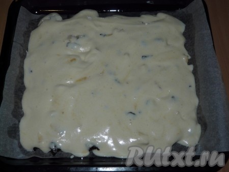 Равномерно залить яблоки и чернослив тестом.&nbsp;