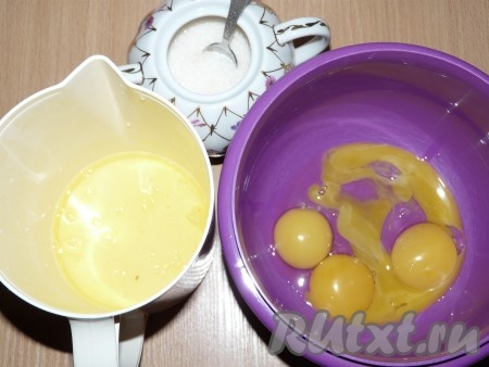  Куриные яйца для приготовления бисквита должны быть холодными (из холодильника). Аккуратно разделить яйца на белки и желтки.