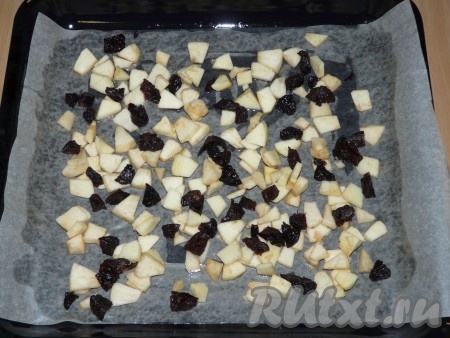 Противень (у меня противень размером 30х35 сантиметров) застелить пергаментной бумагой. Смазать бумагу растительным маслом. На бумагу равномерно выложить яблоки и чернослив.