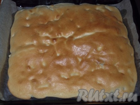 Поставить противень в разогретую до 180 градусов духовку, выпекать бисквитный корж минут 15 (до золотистой корочки).