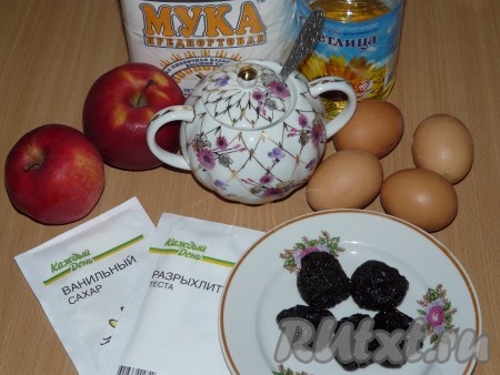 Подготовить продукты для приготовления бисквитного рулета с яблоками в духовке.