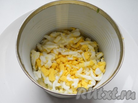 Следующий слой - натертые на терке отварные яйца.