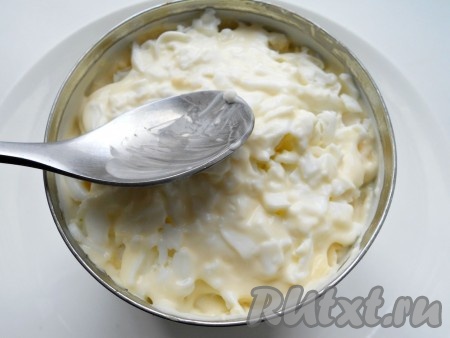 Далее все слои повторить. Салат хорошо утрамбовывать. Верхним слоем выложить натертые белки и смазать майонезом. Поместить салат в холодильник минут на 30, после чего аккуратно убрать кольцо.