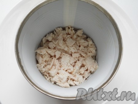 Готовится салат очень просто - выкладывается слоями сразу на блюдо или тарелку с помощью специального кольца или обрезанной с двух сторон консервной банки. Куриное филе отварить в подсоленной воде, остудить, порезать небольшими кусочками и выложить первым слоем. Каждый слой не забывайте смазывать майонезом.