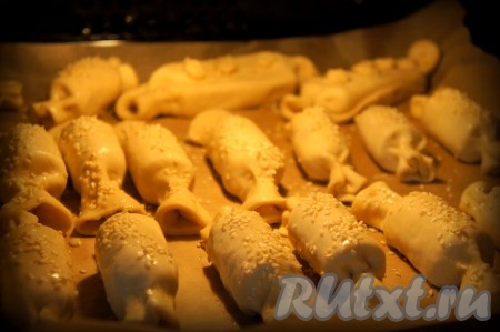 Выпекать сосиски в тесте 20-30 минут до образования устойчивой золотистой корочки.
