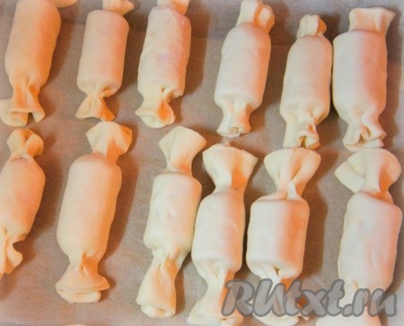 Аналогично завернуть остальные сосиски в слоеное тесто.
