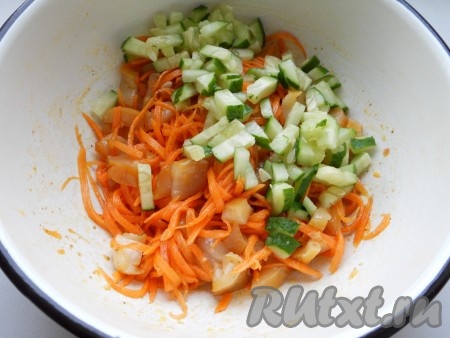 Свежие огурцы порезать кубиками и добавить в салат.
