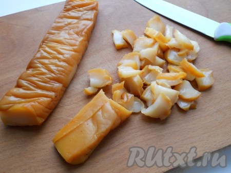 Кальмара порезать небольшими кусочками. 
