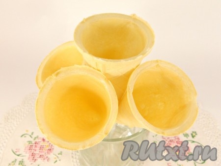 Подготовить вафельные конусы. Можно использовать и другие вафельные формочки. Ну а если таких формочек и конусов нет, можно будет просто раскладывать готовое мороженое ложкой по креманкам или тарелкам.