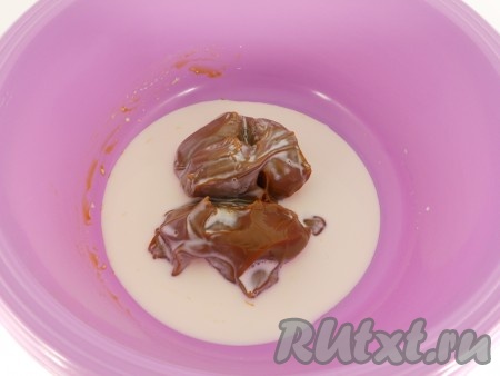 В глубокую миску влить сливки, добавить варёную сгущёнку. Варёную сгущёнку нужно брать качественную, без растительных добавок.