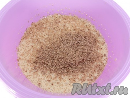 Перемешать, чтобы сгущёнка немного разошлась в сливках, затем смесь взбить миксером до пышной пены. В смесь сгущёнки и сливок добавить натёртый на крупной тёрке шоколад, взбить немного миксером.