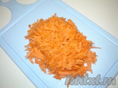 Морковь натереть на крупной терке.