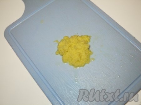 Корень имбиря очистить, натереть на мелкой терке. Кашицы имбиря должно получиться 1 – 2 столовых ложки. Имбирь достаточно острая приправа, поэтому, добавив две ложки – вы получите острый салатик. С одной ложкой имбиря салат получится менее острым. Выбирайте сами.