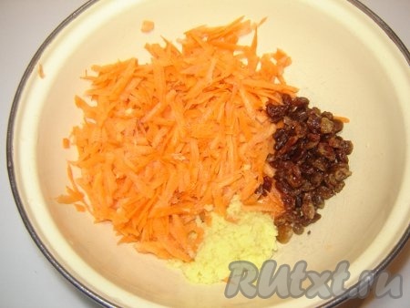 Смешайте все ингредиенты салата с майонезом.