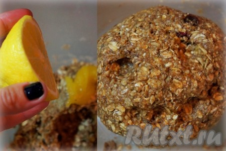 Добавить мёд, лимонный сок, ещё раз перемешать тесто. Оно должно получиться довольно пластичным.
