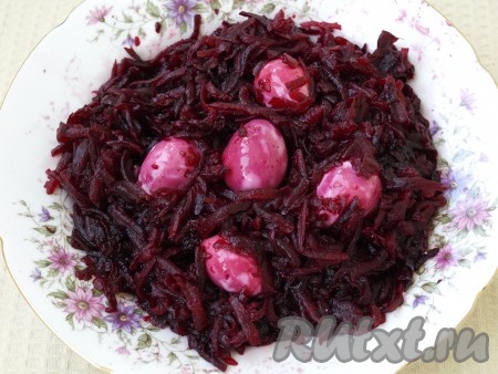 Очищаем перепелиные яйца, сваренные вкрутую. Натираем свеклу на крупной терке, добавляем соль, сахар и уксус, перемешиваем. 5 перепелиных яиц кладём в свеклу для окрашивания.

