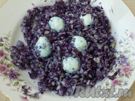 К измельченной краснокочанной капусте добавляем пару ложек воду и перемешиваем. Помещаем в капусту 5 перепелиных яиц и оставляем на 1 час.
