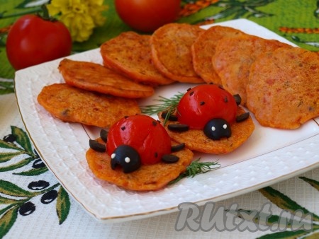 Очень вкусные и необычные оладьи из помидоров можно подавать к столу.
