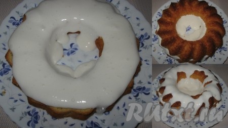 Ванильный кекс&nbsp; разрезать вдоль на 2 части. Нижнюю уложить на блюдо, полить сметанным кремом, накрыть второй частью и сверху тоже полить кремом. Торт-кекс поставить в холодильник для пропитки минимум на 1 час.
