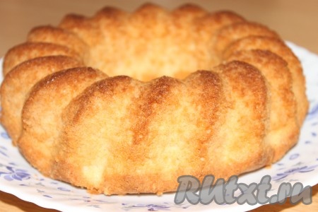 Готовый ванильный кекс достать, дать ему постоять в форме, затем аккуратно провести силиконовой лопаточкой и отделить от бортиков формы, кекс перевернуть на блюдо и дать ему полностью остыть.
