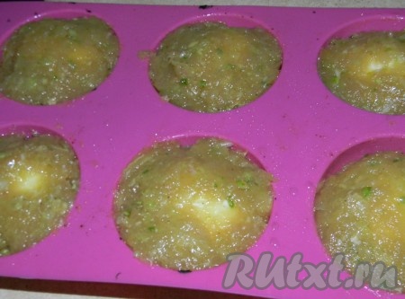 И снова выложить куриную массу.
