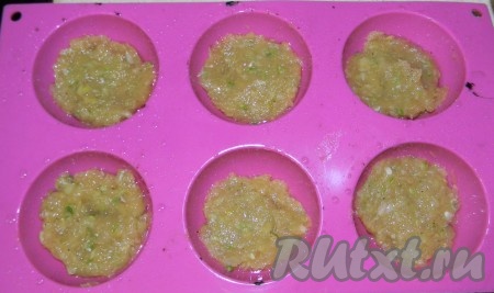 В силиконовые формочки для кексов выложить часть куриной массы.
