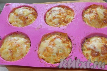 Готовить мини-запеканки из куриного филе и овощей в духовке при температуре 180 градусов около получаса.
