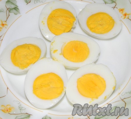 Куриное филе, кабачок и луковицу пропустить через мясорубку, посолить, поперчить, перемешать. Яйца сварить вкрутую, разрезать пополам.
