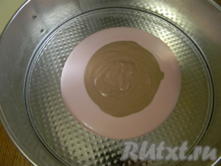 Сверху выкладываем 4 столовых ложки коричневой смеси. Поверх неё размещаем 4 столовых ложки белой смеси.&nbsp;