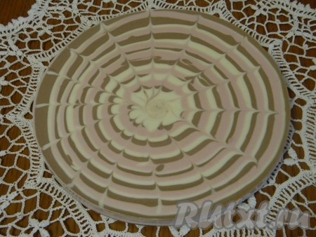 После этого ставим десерт из творога, сметаны и желатина в холодильник на 4-5 часов застывать.