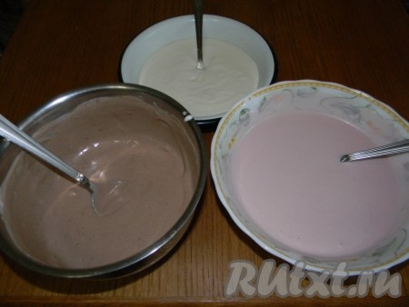 Желатин наливаем в небольшую ёмкость, добавляем 150 миллилитров воды, перемешиваем и оставляем для набухания минут на 15. В кастрюлю кладём творог, сметану, сахар, которые доводим до однородной массы при помощи погружного блендера. Должен получиться однородный творожный крем. Набухший желатин прогреваем на среднем огне до растворения кристалликов, помешивая (но не давая закипеть). Убираем желатиновую смесь с огня, даём немного остыть. В получившийся творожный крем добавляем желатиновую смесь, перемешиваем и делим на три равные части, разливая по трём разным ёмкостям. Первую часть окрашиваем вишнёвым (или малиновым) соком, вторую - какао-порошком, третью - оставляем белой.