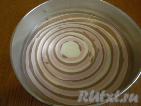 Далее продолжаем выкладывать сверху по очереди по 3 столовых ложки розовой, коричневой и белой смеси. Затем выкладываем по 2 столовых ложки каждого цвета. И в завершении продолжаем выкладывать по очереди по 1 чайной ложке розовой, коричневой и белой смеси.