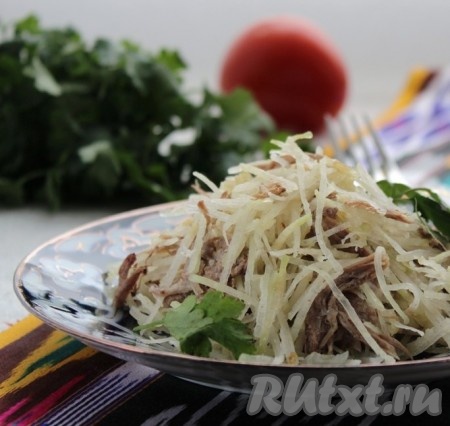 Подаем к столу вкусный, сочный салат "Ташкент".
