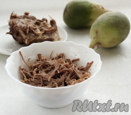  Отварное мясо говядины расщепить на волокна или нарезать на кусочки.