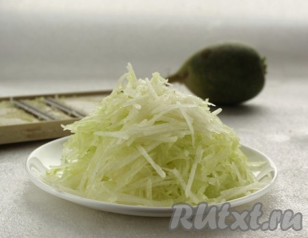 Зеленую редьку очистить и нарезать соломкой, но чтобы облегчить себе труд, можно натереть соломкой, на так называемой корейской терке.