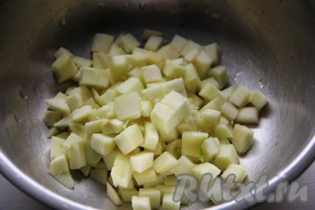 Яблоко очистить от кожуры и нарезать кубиками.
