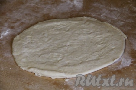 У меня слоёное бездрожжевое тесто было из 4 частей. Раскатать каждую часть слоёного теста на присыпанной мукой поверхности до толщины 0,5 сантиметра и вырезать круг диаметром 24-26 сантиметров. Удобно в качестве формы для вырезания круга использовать тарелку или крышку от кастрюли подходящего диаметра.