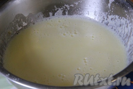 В слегка остывшее молоко влить тонкой струйкой смесь желтков, постоянно и тщательно перемешивая. Поставить смесь молока и желтков на небольшой огонь и варить, постоянно помешивая. Лучше если вначале огонь будет небольшим, после 10 минут варки можно будет увеличить его до среднего. Варить крем, непрерывно помешивая, до загустения (у меня крем обычно загустевает за 25-30 минут). Снять заварной крем с огня, дать ему в течение нескольких минут остыть, перемешать и выложить поверх него пищевую плёнку так, чтобы она лежала на поверхности крема (благодаря пищевой плёнке на поверхности крема не будет образовываться "корка"), оставить остывать.