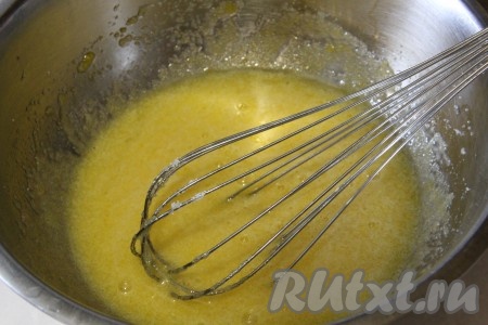 Вначале приготовим крем. Для этого молоко в кастрюле с толстым дном нужно довести до кипения, снять с огня, дать немного остыть. В отдельной миске взбить венчиком яичные желтки с крахмалом и сахаром до однородности.