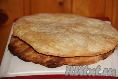 Выпекать каждый корж в разогретой духовке при температуре 180 градусов 15 минут. Корж должен хорошо подрумяниться. Отдельно испечь обрезки теста, они подойдут для обсыпки готового торта.