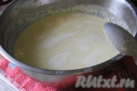 Сливки заранее охладить. Взбить сливки миксером до стойких пиков и добавить в крем, остывший до комнатной температуры, перемешать. Сливки сделают крем более жидким, но при этом такой крем отлично подойдёт для пропитывания слоёных коржей. Наш крем "Пломбир" готов.