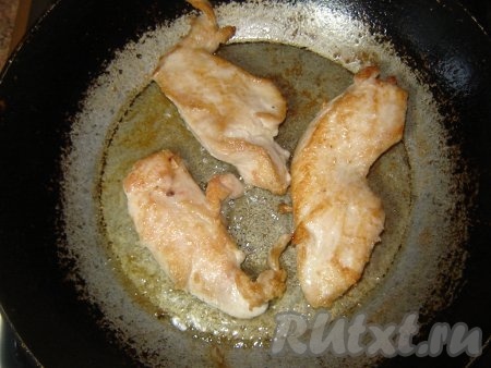 Наша заправка приобрела привлекательный золотистый оттенок. Куриное филе нарезать на кусочки толщиной 1 – 1,5 см. Кусочки посолить. Обжарить с двух сторон на сковороде с добавлением растительного масла (на сильном огне) до готовности.