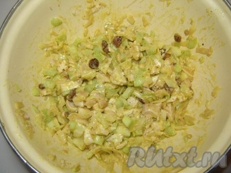 Смешиваем все ингредиенты нашего салата: мясо птицы, сельдерей, яблоко и распаренный изюм.