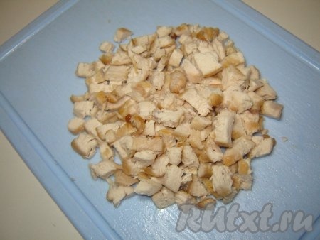Курица должна получиться румяная, сочная, с золотистым оттенком. Куриному филе даем остыть, и нарезаем&nbsp; его на кусочки.