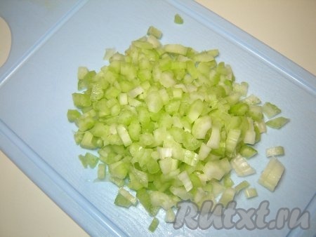 Нарезаем ломтиками стебли сельдерея.