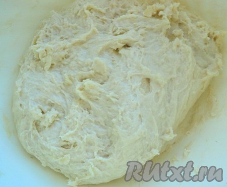 Кефир подогреть в микроволновке в течение 30 секунд. В миску влить тёплый кефир, всыпать дрожжи, перемешать, добавить сахар, соль, растительное масло, перемешать. Частями добавляя муку, замесить мягкое, не липнущее к рукам тесто. Миску с дрожжевым тестом для пирожков накрыть полотенцем и поставить в тёплое место для расстойки на 1-1,5 часа (до увеличения теста в объёме раза в 2).