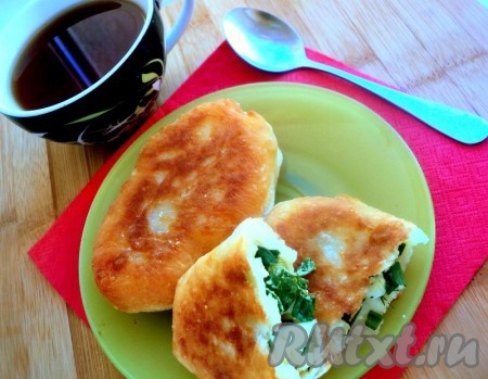 Постепенно пожарить на сковороде все пирожки. Аппетитные, воздушные пирожки с начинкой из зелёного лука и яиц, сформированные из дрожжевого теста на кефире, несомненно порадуют приятным вкусом и вас, и ваших близких!