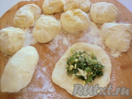 Размять каждый кусочек теста в лепёшку. Положить на середину лепёшки 1 столовую ложку начинки из зелёного лука и яиц, защипнуть тесто над начинкой, формируя пирожок. Постепенно сформировать все пирожки.