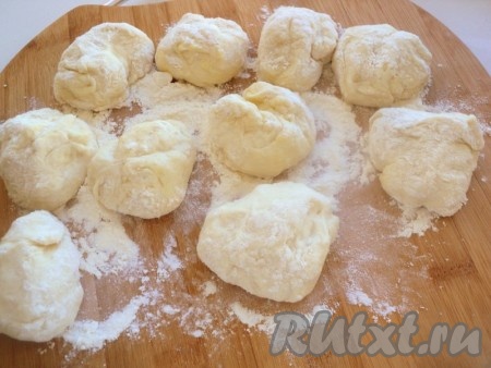 Тесто разделить на небольшие кусочки.