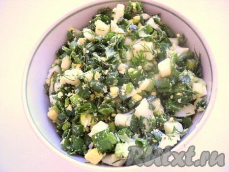 Пока тесто поднимается, подготовить начинку. Для этого яйца нужно отварить в течение 10 минут с момента закипания воды, после этого полностью остудить их и очистить. Зелёный лук и укроп промыть водой, обсушить. Нарезать мелко зелёный лук, яйца и укроп, сложить в миску, посолить, поперчить по вкусу, перемешать и начинка для пирожков готова.